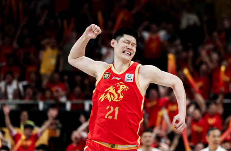 世界杯app下载-广厦半场49-49上海:胡金秋22分大爆发 张镇麟王哲林陷犯麻烦规